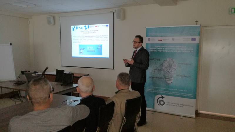 Zdjęcie przedstawiające pracownika Głównego Punktu Informacyjnego o Funduszach Europejskich w Kielcach podczas prezentacji